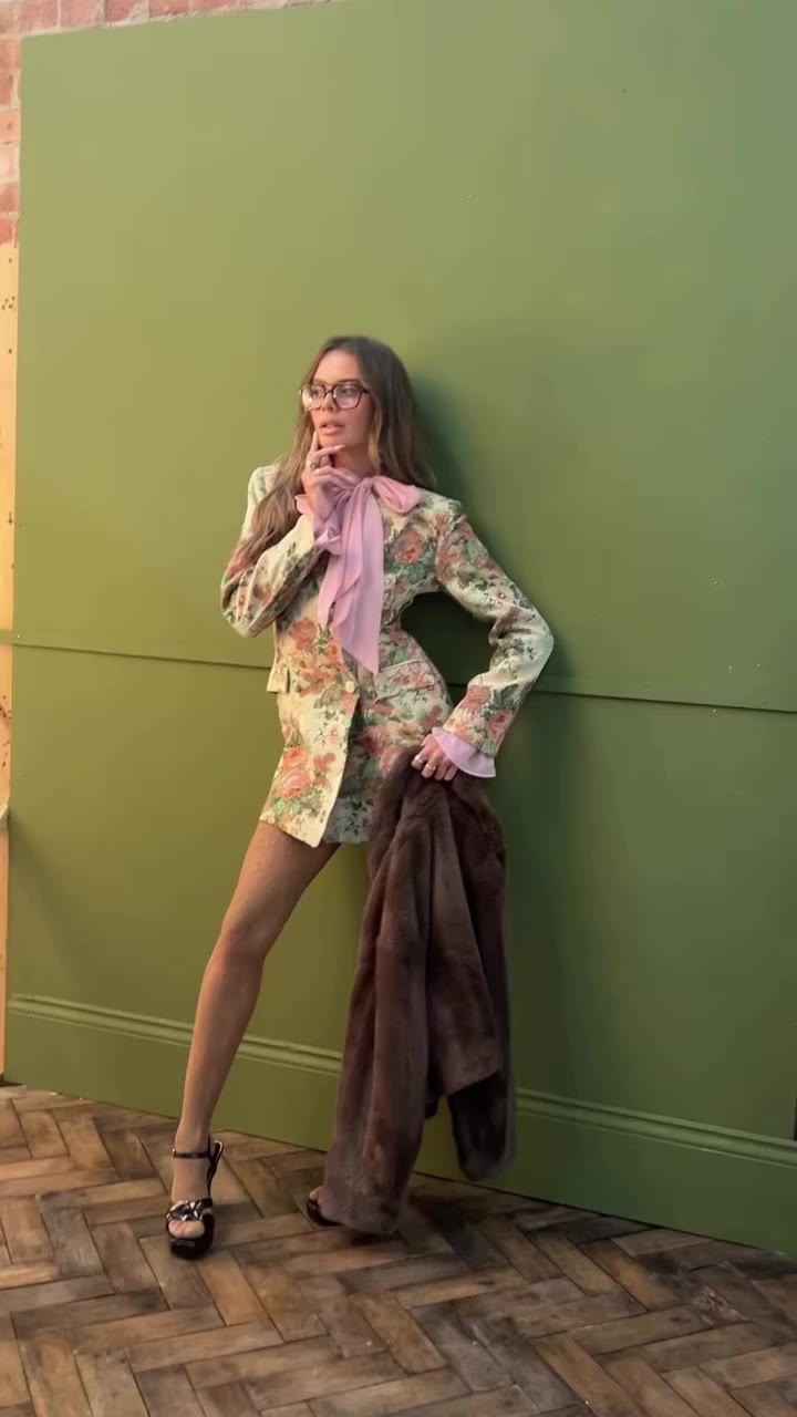Take a look behind the scenes of this week’s cover shoot with @perriesian ✨…