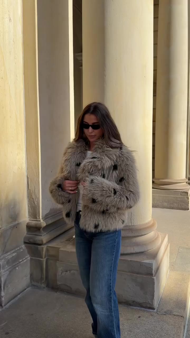 The kind of autumn layer that makes the whole look feel more current 🤎⁠…