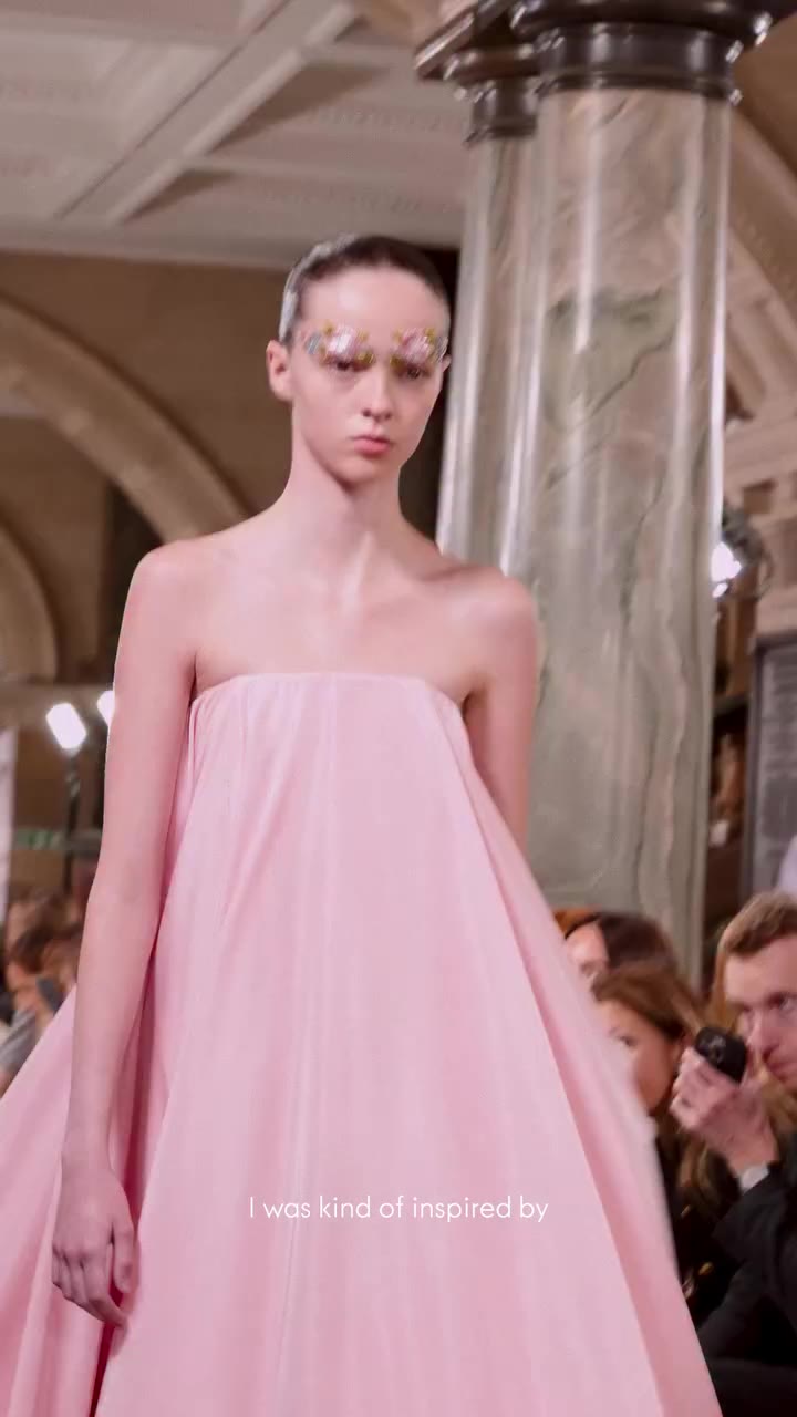 “I’m trying to love you.” @simonerocha_ ‘s intimate SS27 show at Old Bailey…