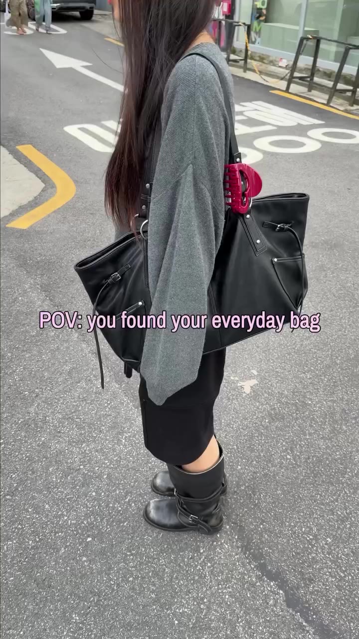 POV: you found your everyday bag 👜🚶‍♀️ 뭐든 다 넣고 다니는 보부상이라면, 이 정도는 되어야 데일리백…