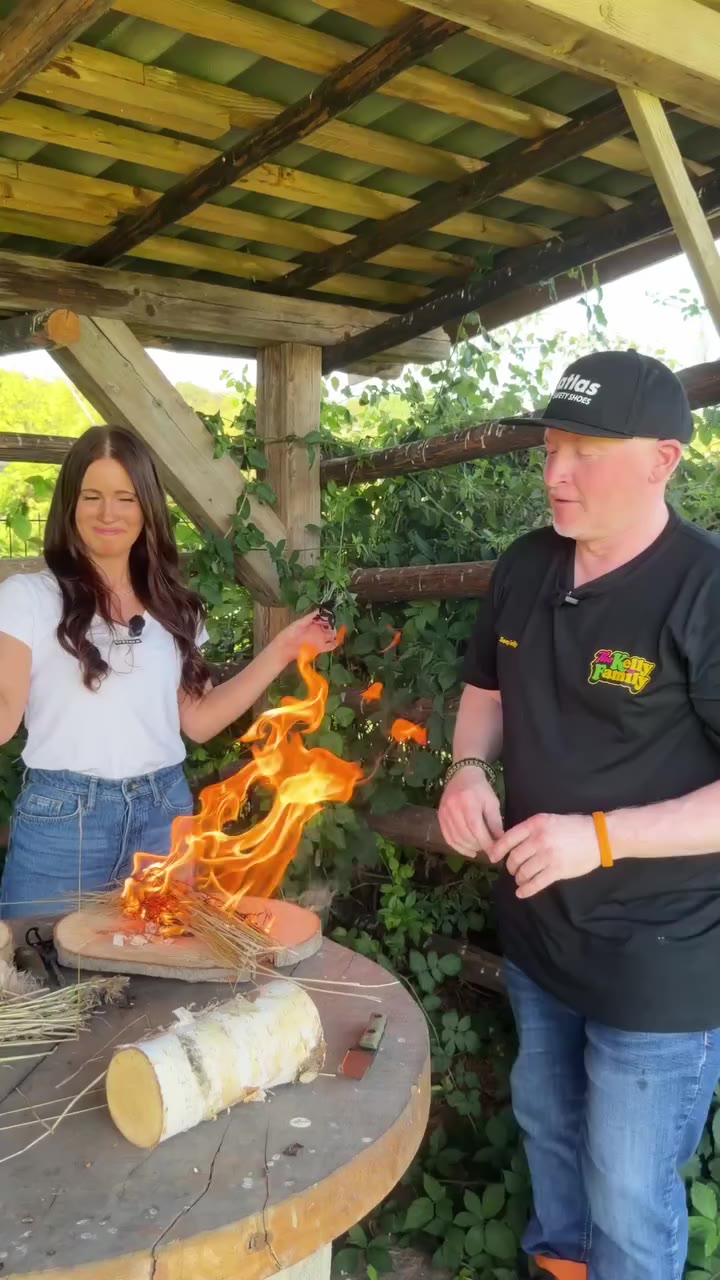 Feuer machen mit Joey Kelly? Challenge angenommen. 🔥 Julia ist jetzt…