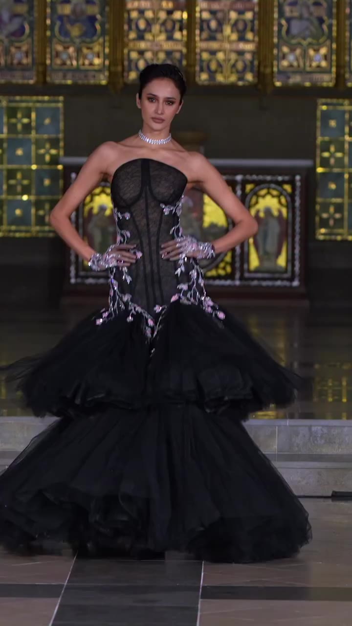 Witness model @sonale_sharrma walk for designs by @dinamelwanicouture during…
