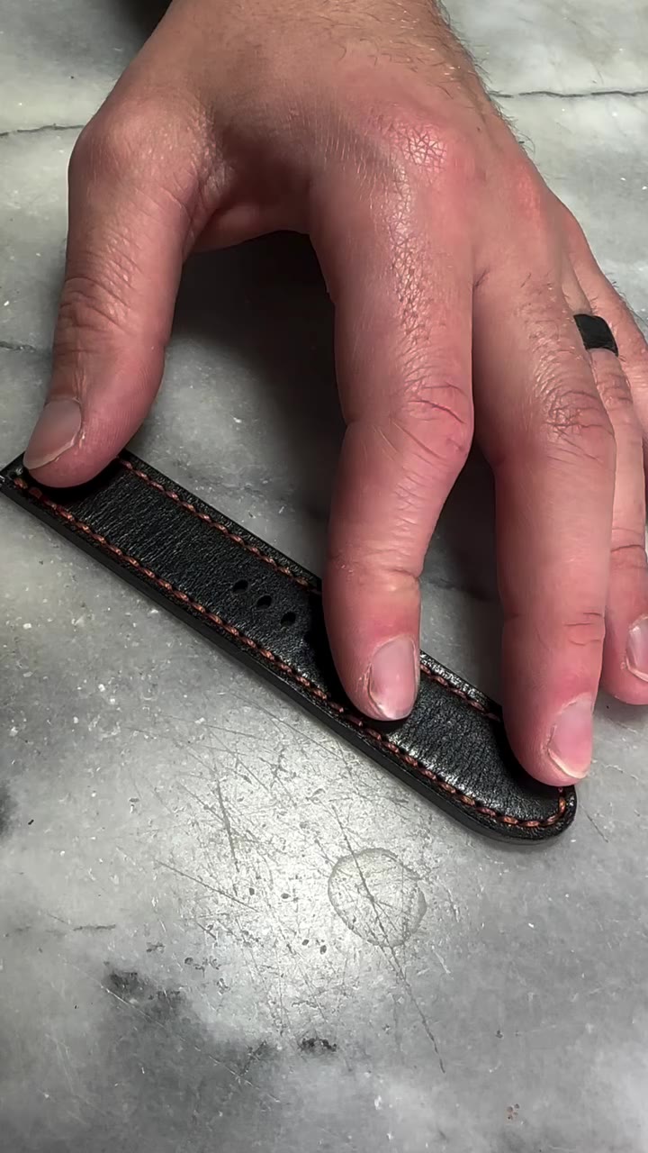 Edge Bevelling #leatherasmr #leatherwork #leathercraft #sinabroks #craftasmr