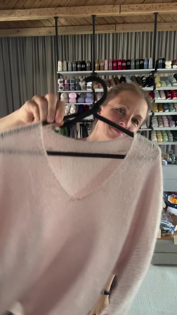 Der Kim V-Neck Jumper – lässig, luftig-leicht, farbenfroh, mit einem wirklich…