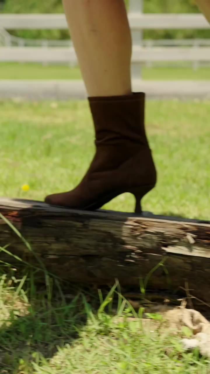 Autumn mood: activated. 🍂🐴✨⁠ ⁠ Nothing says fall like brown suede boots &…