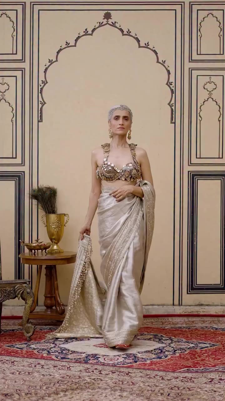 𝐏𝐨𝐥𝐤𝐢 The Swarnim Tissue Brocade Metal Saree Set pairs a luminous gold…