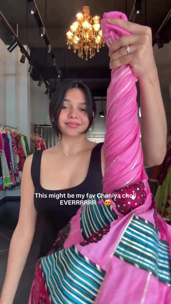 STEAL THIS TRANSITION for your chaniya choli reveal💗 I absolutely LOVEEEE…