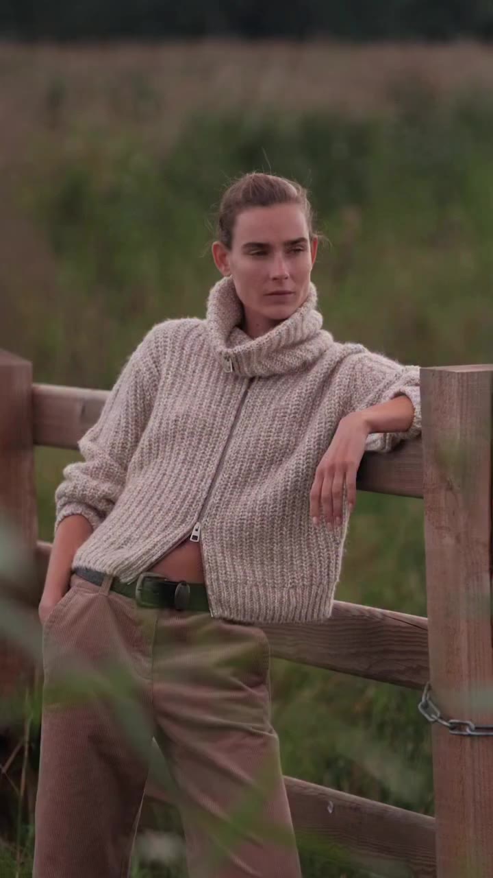 Currently in a serious relationship with this cardigan. @veravanerp @marcopolo…