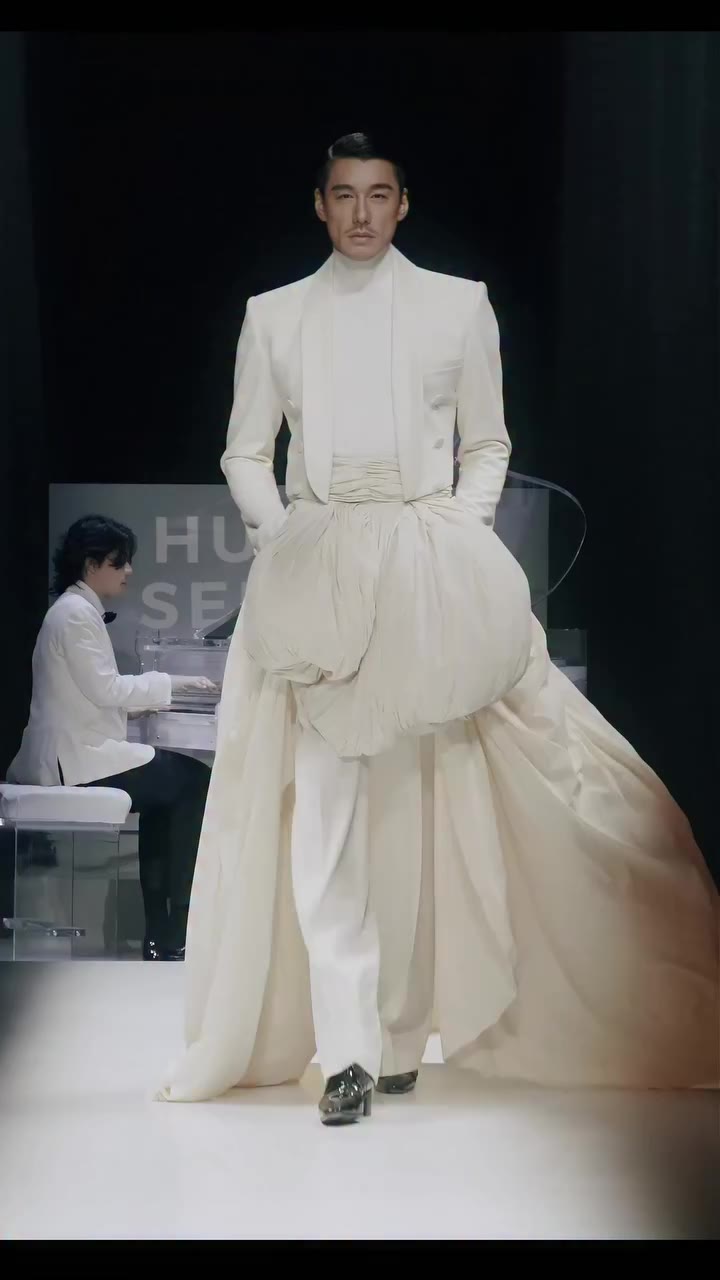 Special thanks to @londonfashionweek @britishfashioncouncil ，Another year…