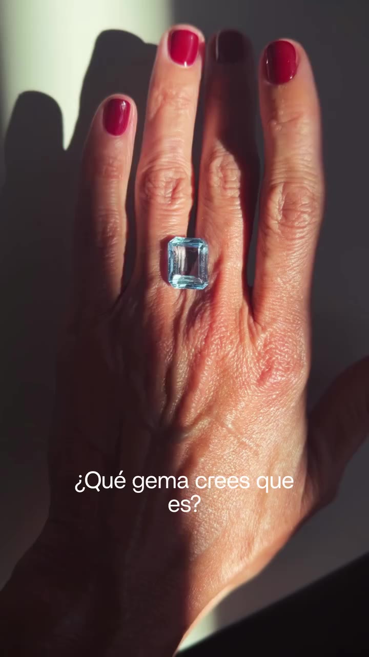 La propietaria de esta sortija siempre había creído que la gema azul que…