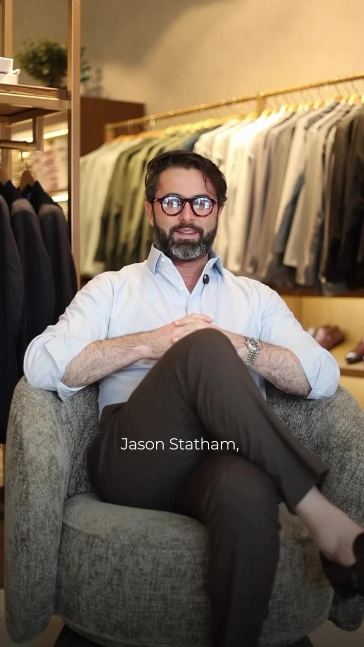 Jason Statham prova que elegância masculina não depende de excessos. Com uma…