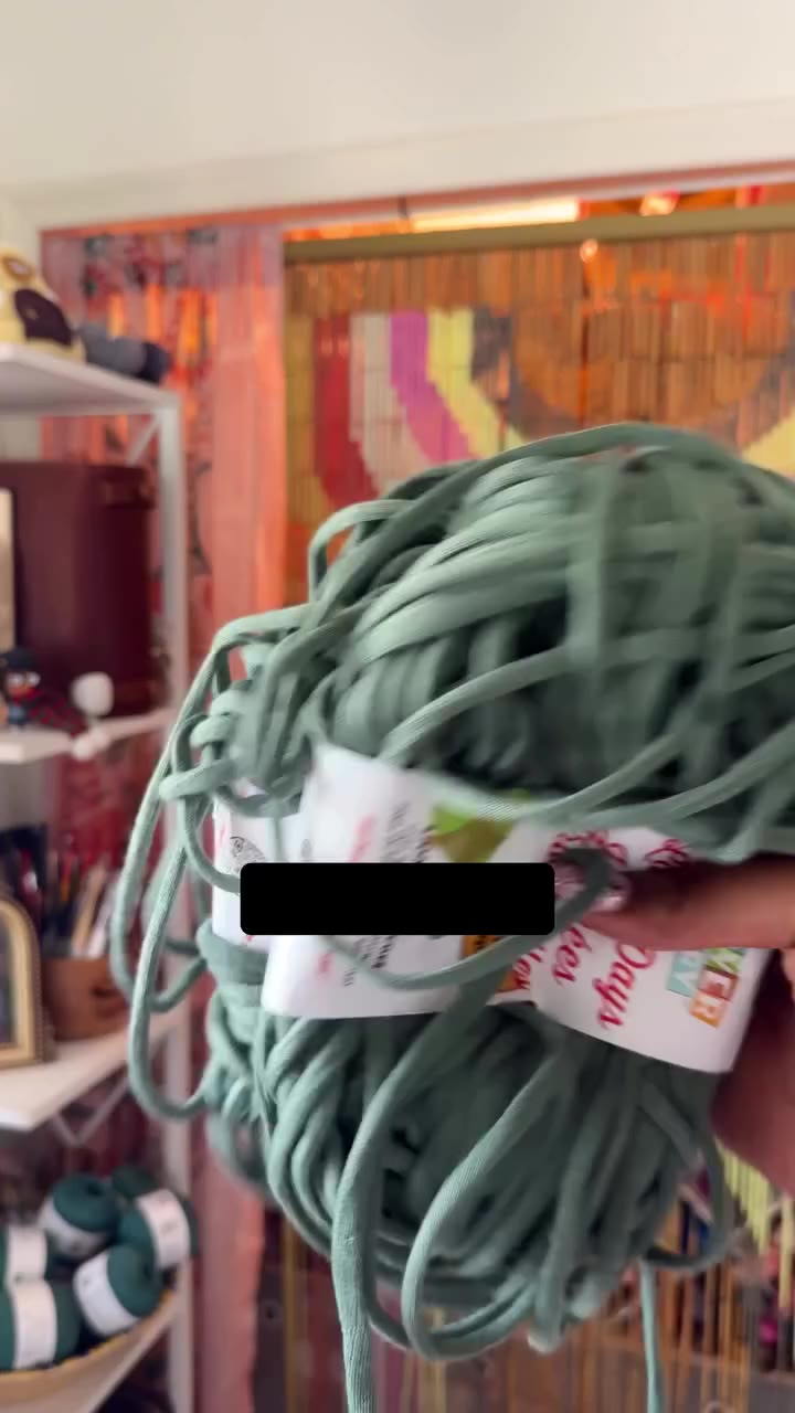 Let’s stitch up something quick with @tlyarncrafts!! Cover Story™ Lazy Days™…