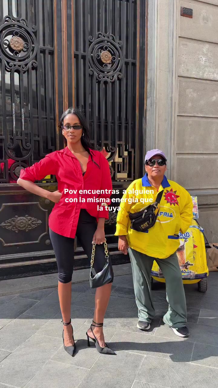 Me encanta la gente así, ella dispuesta a todo @heladosdonofrio 💛😂