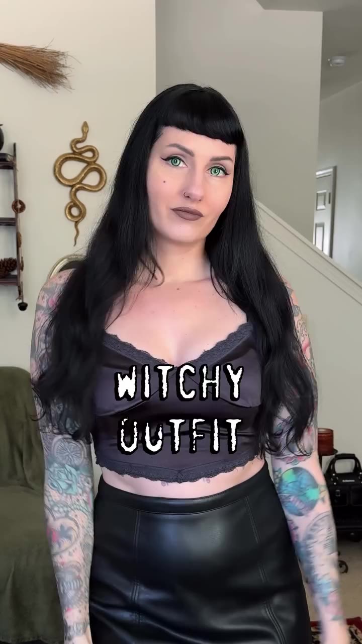 Witchy outfit to check out an old historical town. ✨🖤✨ . . . Witchy woman…