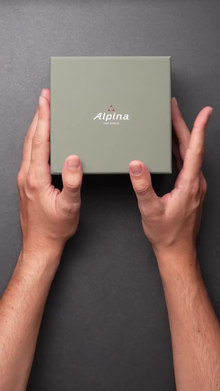 Blue takes the controls.⁣ ⁣ Unbox a different side of the Startimer Pilot…