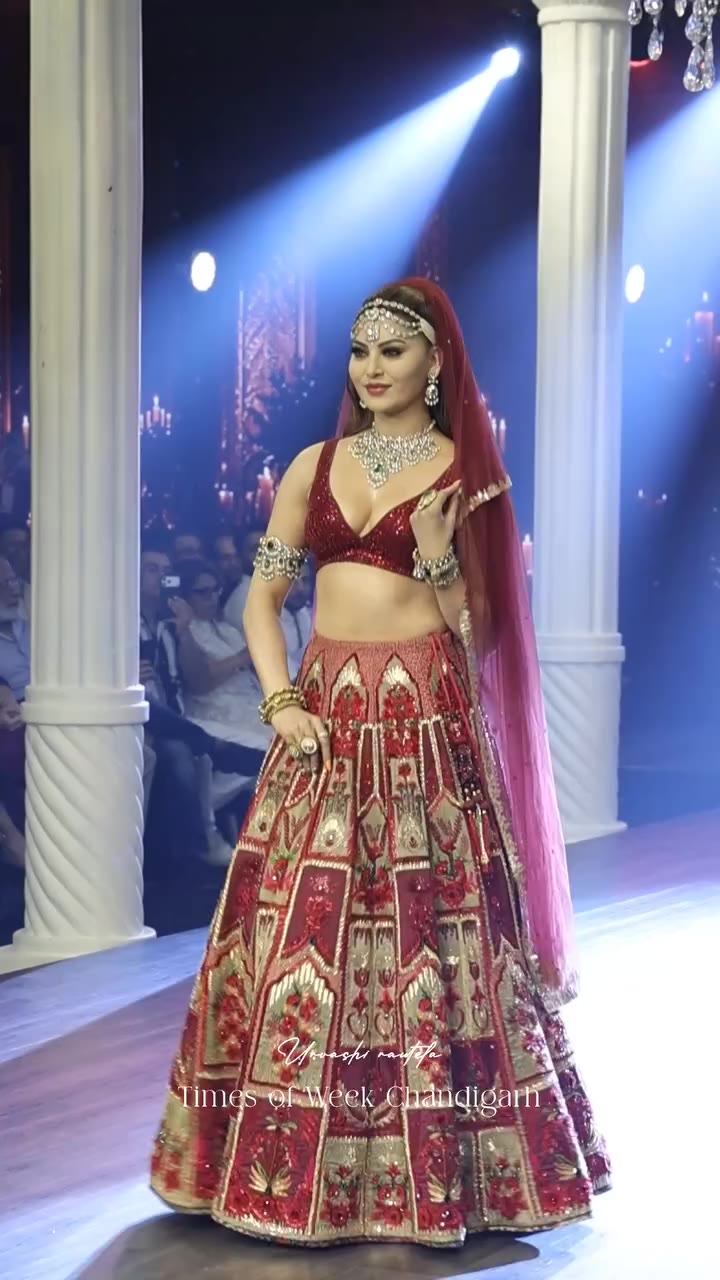 Show @timesfashionweek Designer @reynutaandon Show director…