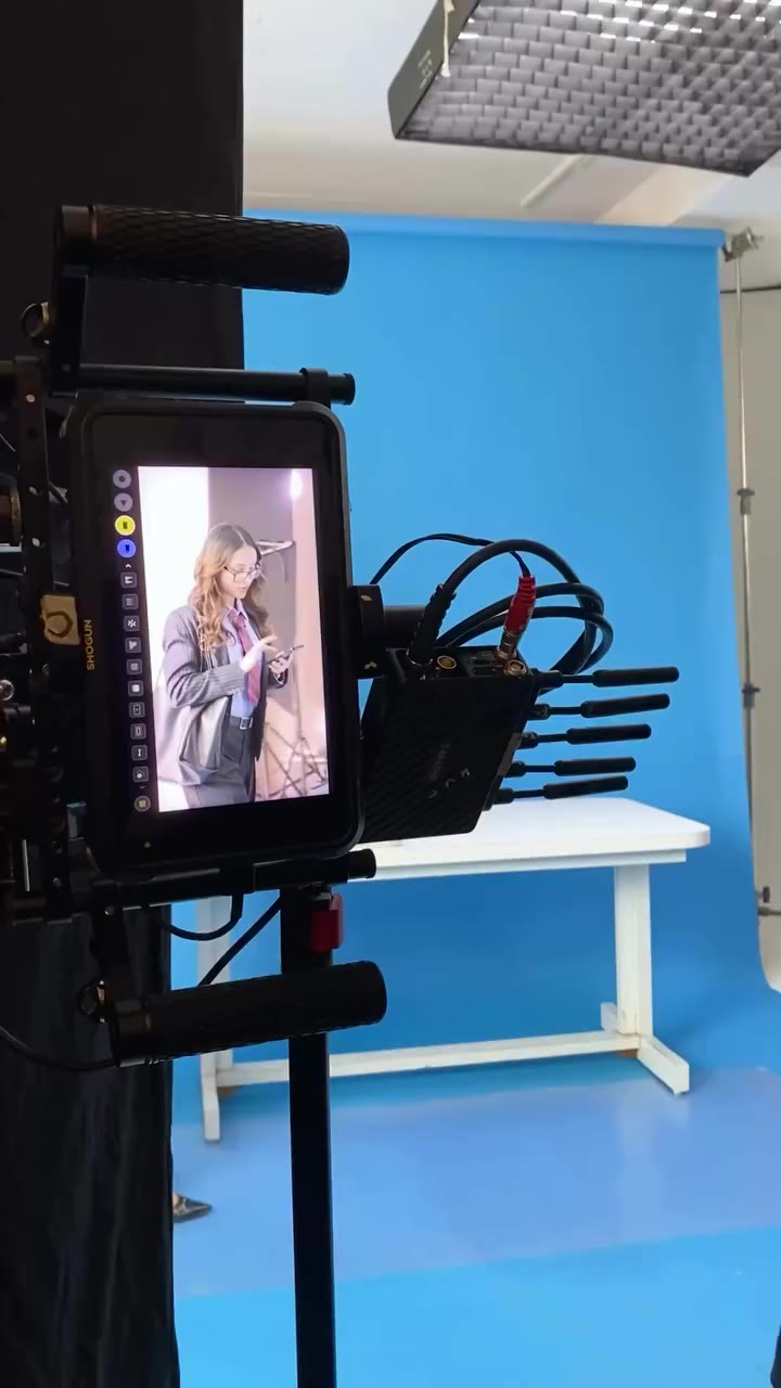 A room full of TRESpassers. What did you expect? Between the camera rolls…