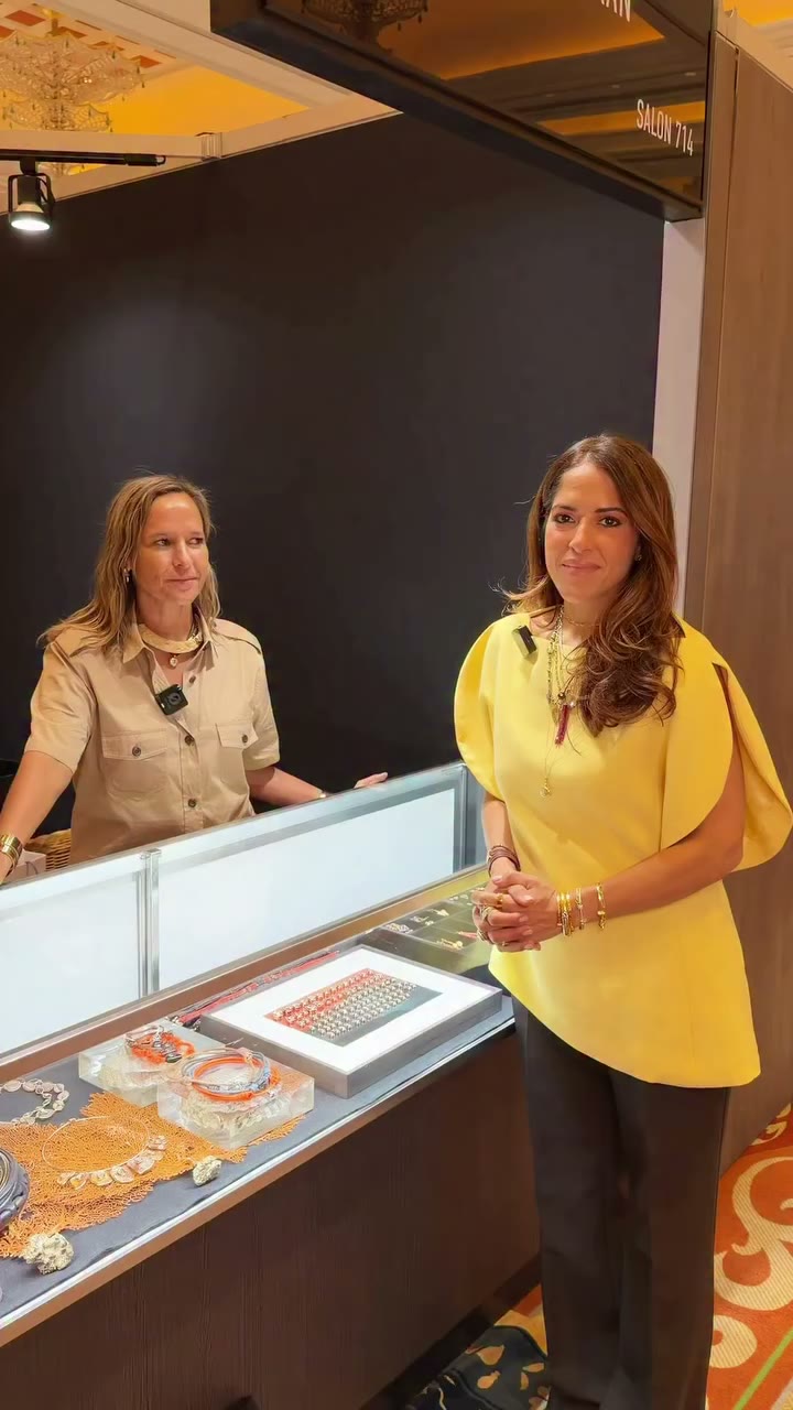 We loved catching @milmarcano at Dezso chatting with designer Sara Beltrán and…