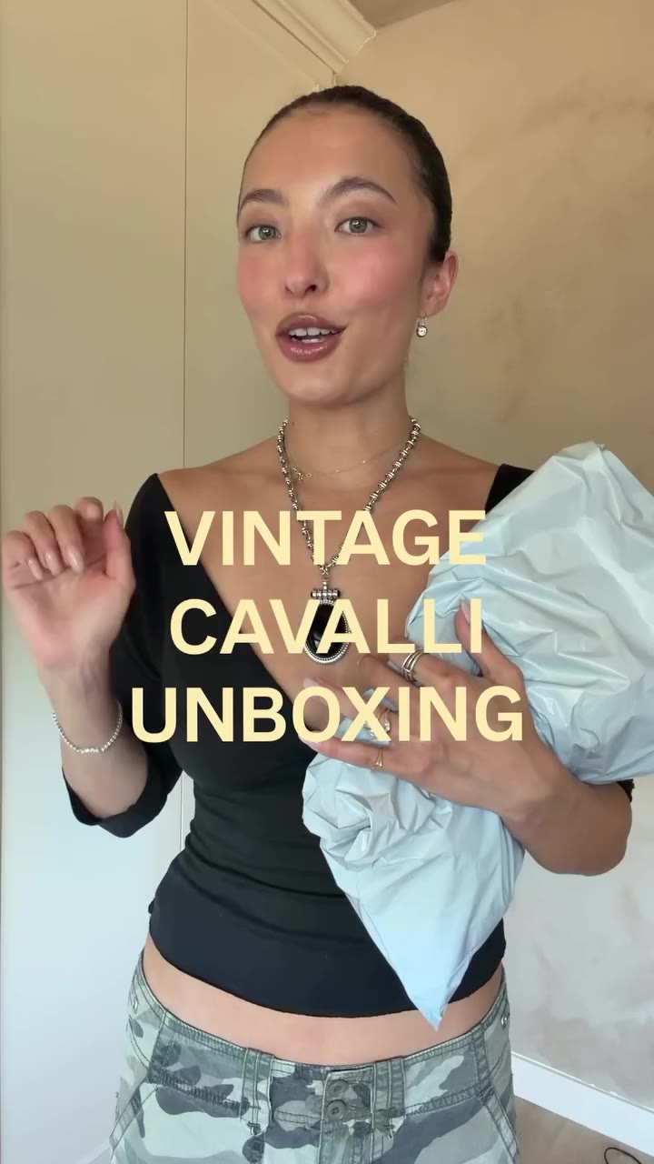 Unboxing a dream vintage piece I got on eBay Live: this 2003 Cavalli skirt…