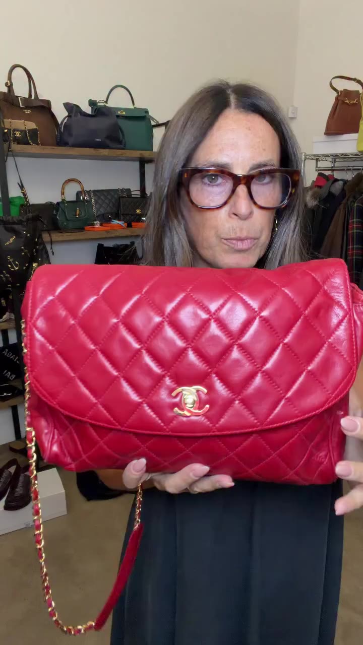 Vintage Chanel in the perfect red ❤️ The quilting, the chain, the color… this…