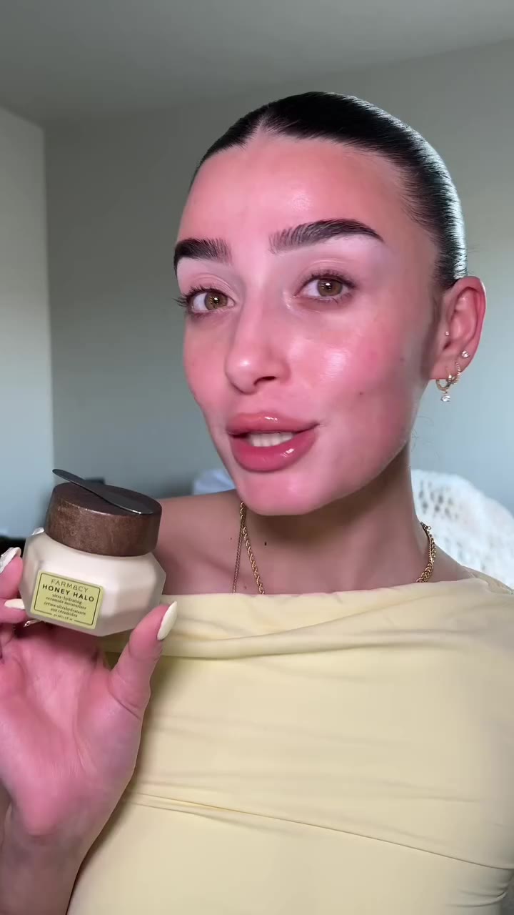 A little honey and a lot of barrier-loving ceramides 💛⁠ ⁠ Honey Halo is…