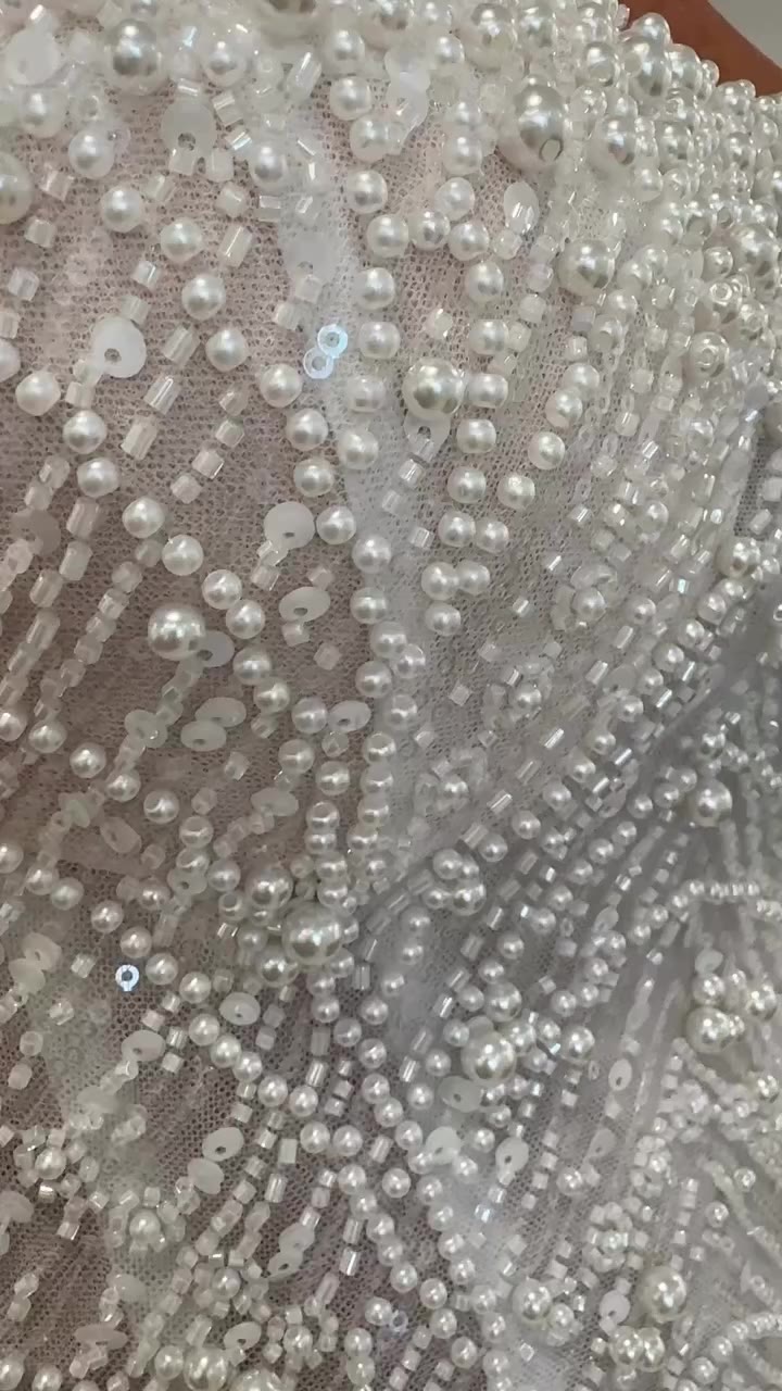 Wir lieben Perlen ⚪️🤍 #perlenkleid #brautkleidmitperlen #hochzeitskleidperlen…