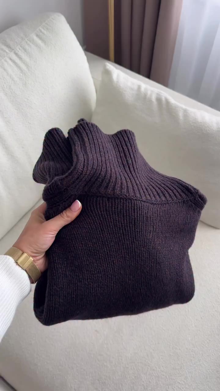 Simple, chic and cosy autumn outfit 🍂🤎 This gorgeous oversized jumper…