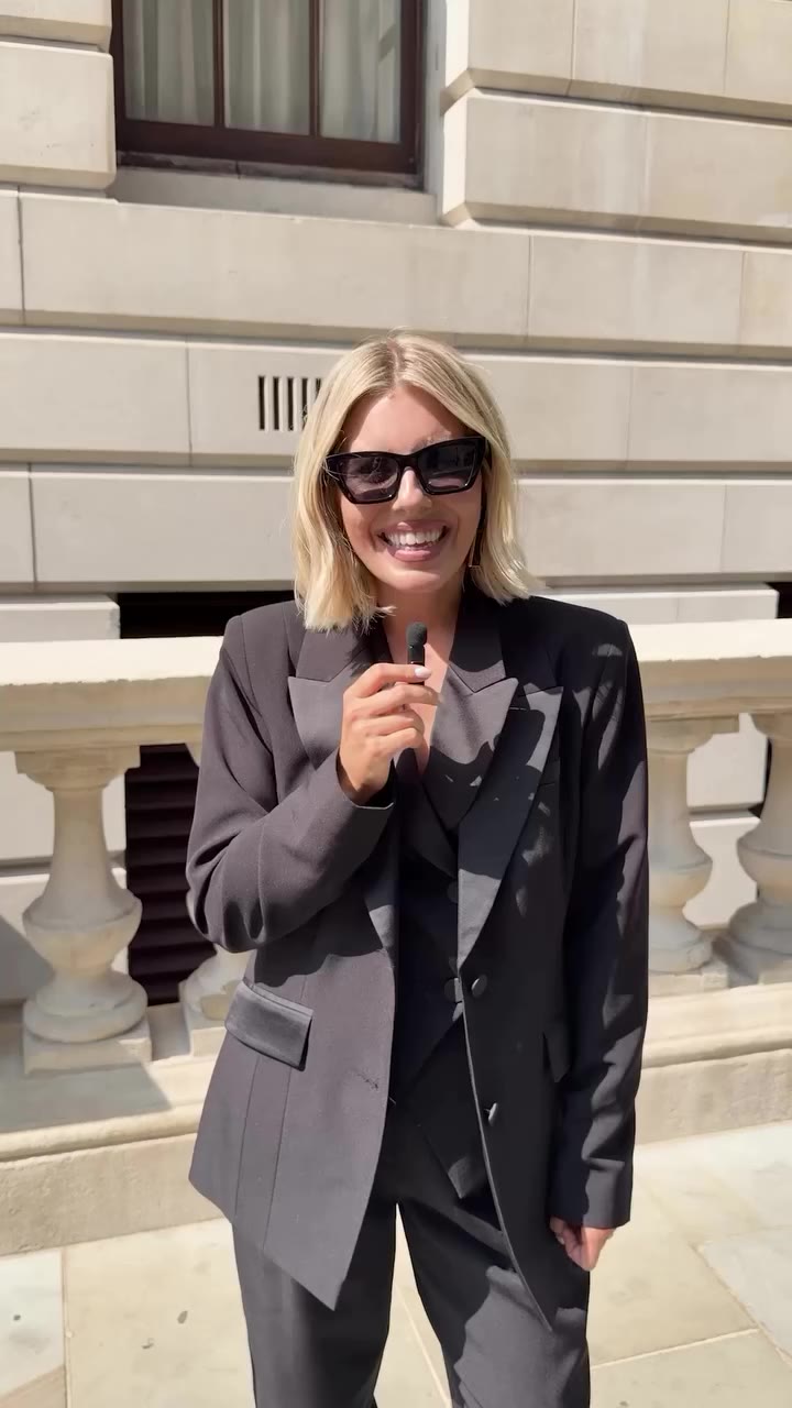 Come behind the scenes with @mollieking on her shoot with us! 📸