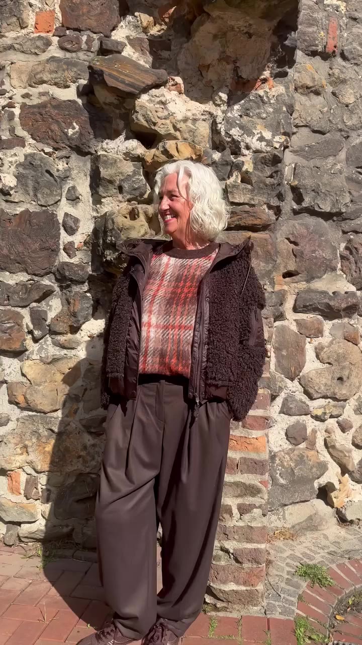 COZY CHECK 🤎🍂 Karo ist zurück – aber diese Saison schön lässig gestylt. Iris…