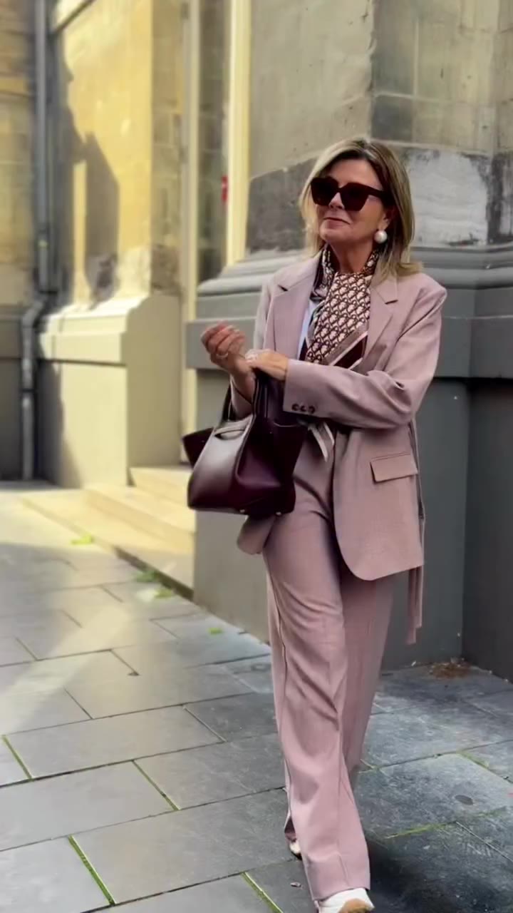 SUIT-UP @beaumont_amsterdam 🍇 I wear my NEW SUIT now! Ik ben een suit-lover…
