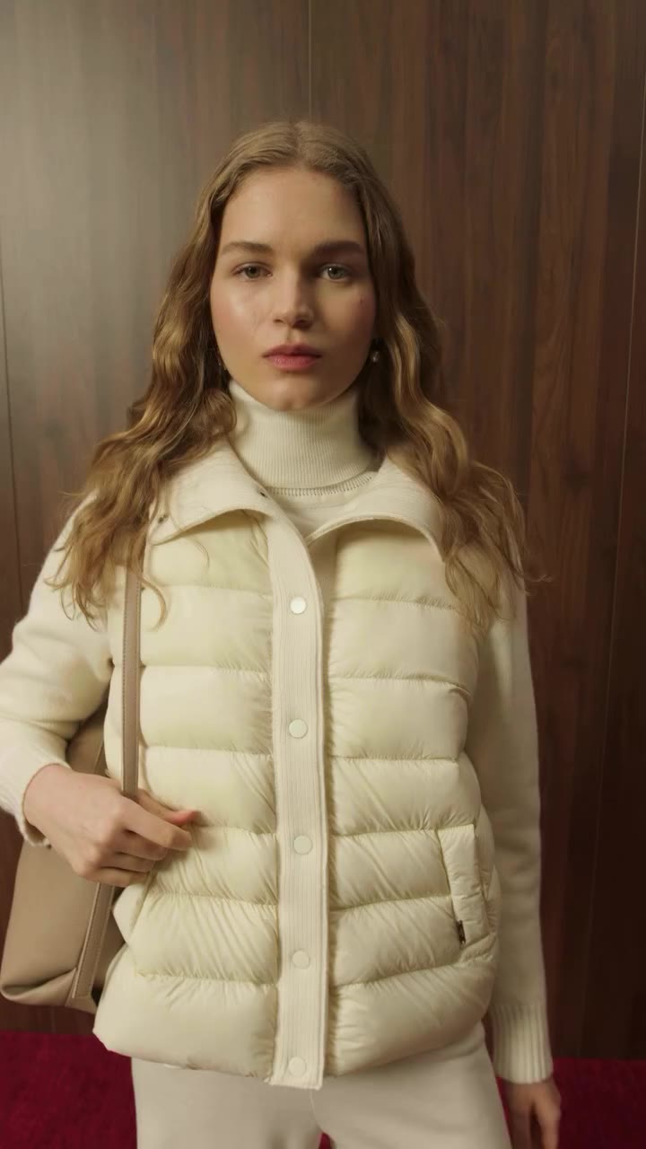 Chaqueta de plumas con cuello de canalé🤍✨ Una prenda ligera, ideal para los…