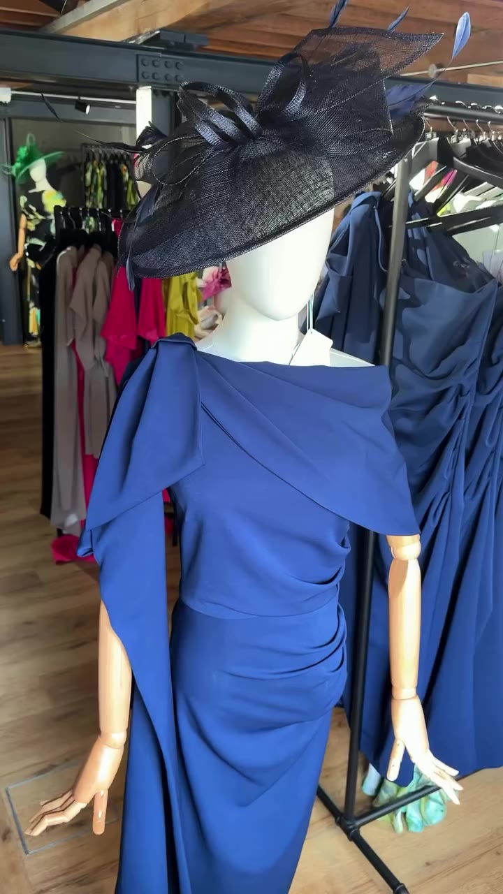 YOUR SOMETHING BLUE 💙 We LOVE seeing new wedding trends come through but this…