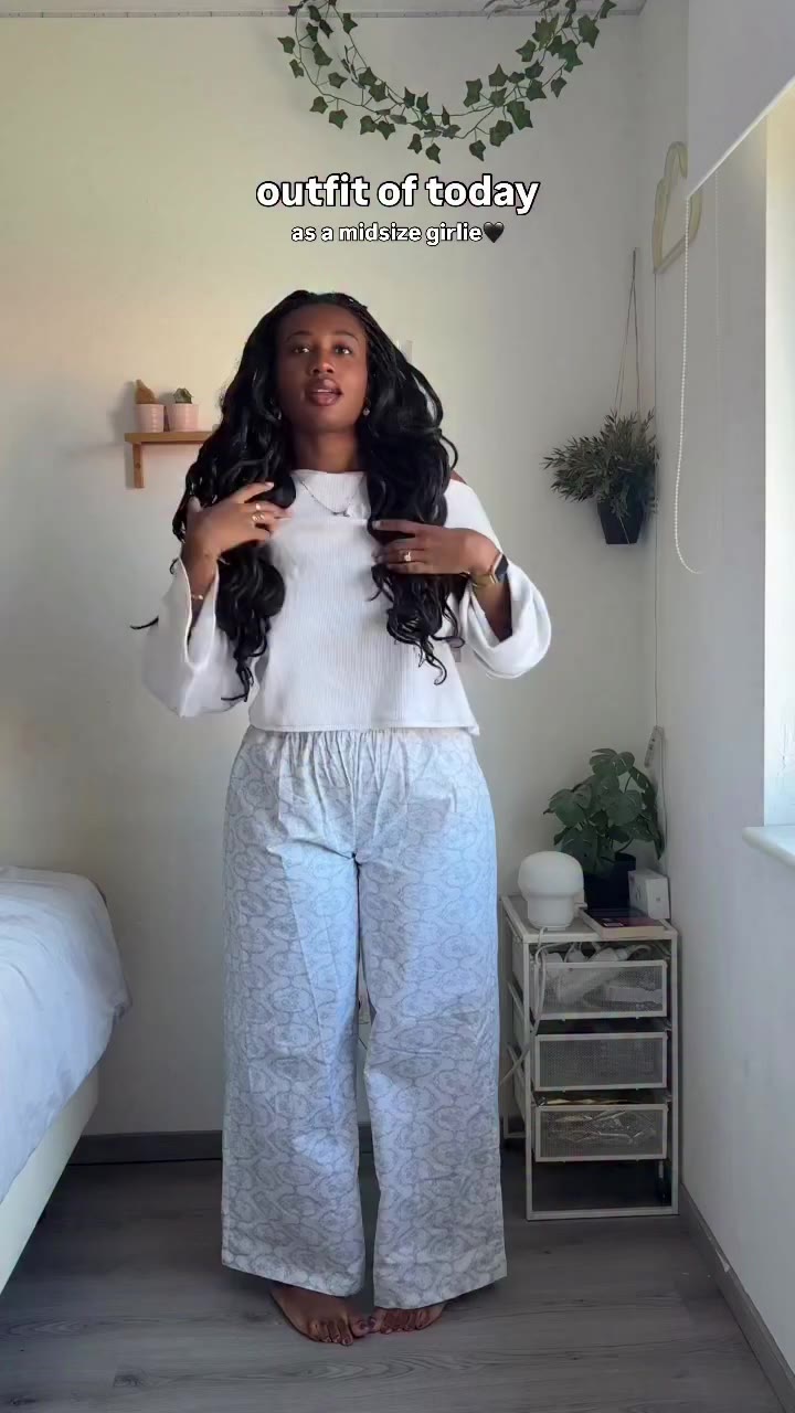 first day of college outfit🖤✨ #midsizefashion #falloutfitinspo #ootd…