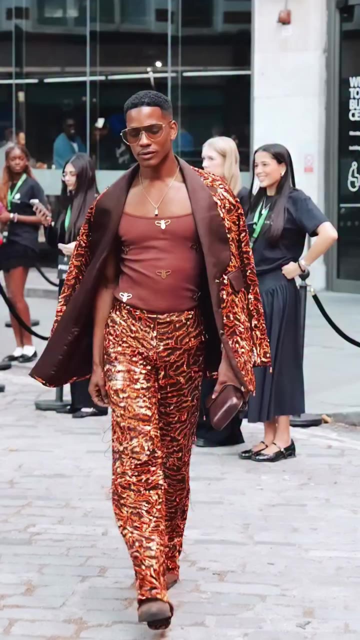 In motion in @onalajaofficial 🎥: @davidnyanzi #londonfashionweek