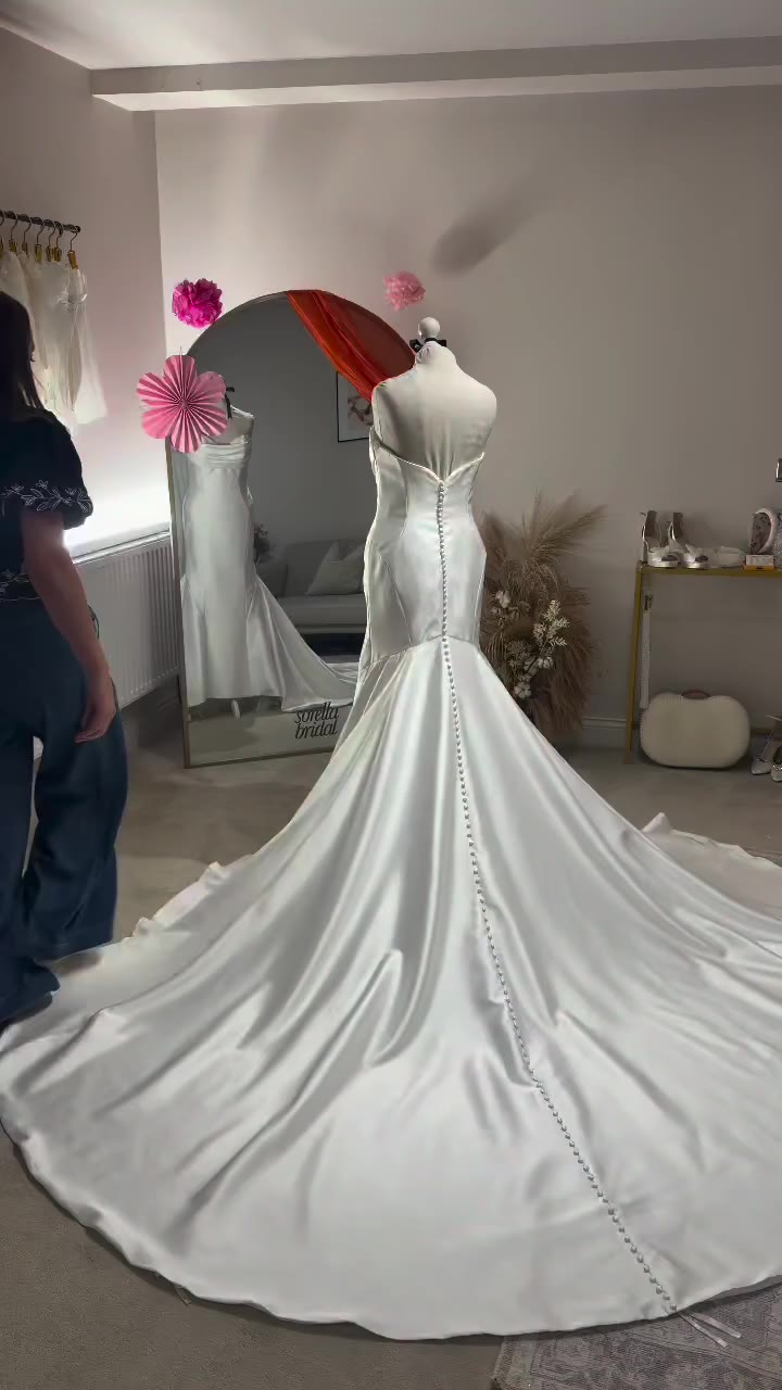 WHY YOU MIGHT NOT WANT A BALLGOWN BUSTLE… Ball gown bustle: the pros, the cons…