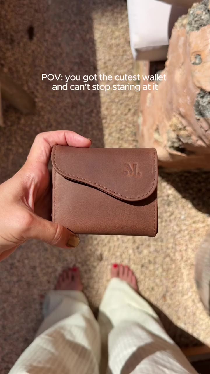 POV: the cutest little wallet is finally coming back in stock. 🤎 Noa Saddle…