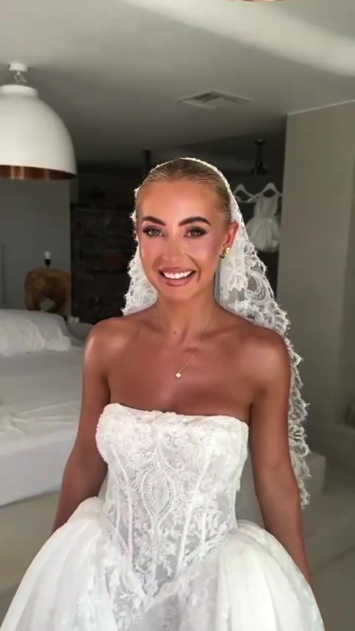 4 whole weeks since the best day of our lives🥹 Makeup: @amberjaybeauty…