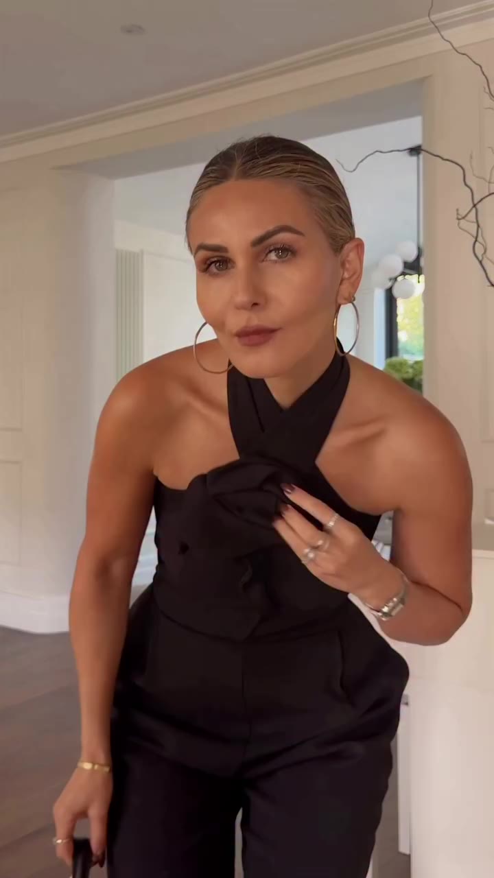 BELT OR NO BELT? I genuinely can’t decide! 👇🏼 AND… HAIR UP OR DOWN? Wait…