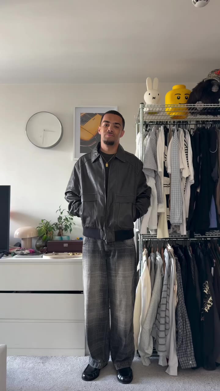 The reality of dressing in Autumn when living in Manchester #streetwear #ootd…