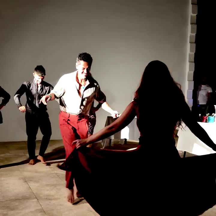 イタリアのプーリア州には、代表的な伝統的なダンスがあります。それが、サレント地方に伝わる情熱的な民俗舞踊「ピッツィカ（Pizzica）」です。由来は、昔、サレ…