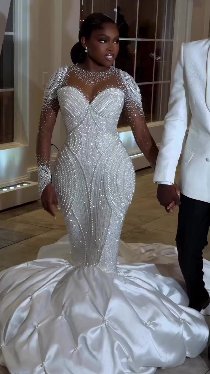 We don’t know what we love more🤯 The way she carries herself in this dress or…
