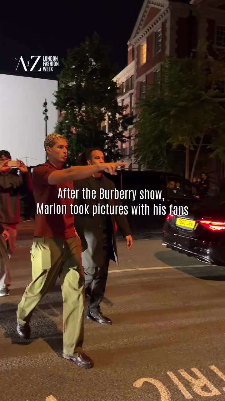 After the @burberry show, @marlon3lg took pictures with his fans! 🎥…