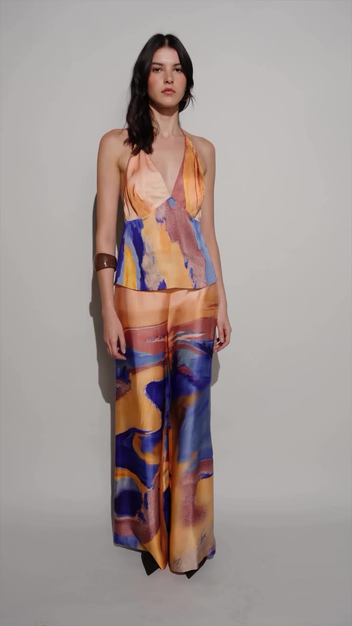 Movimiento, color y elegancia. Un print creado para destacar, donde cada trazo…