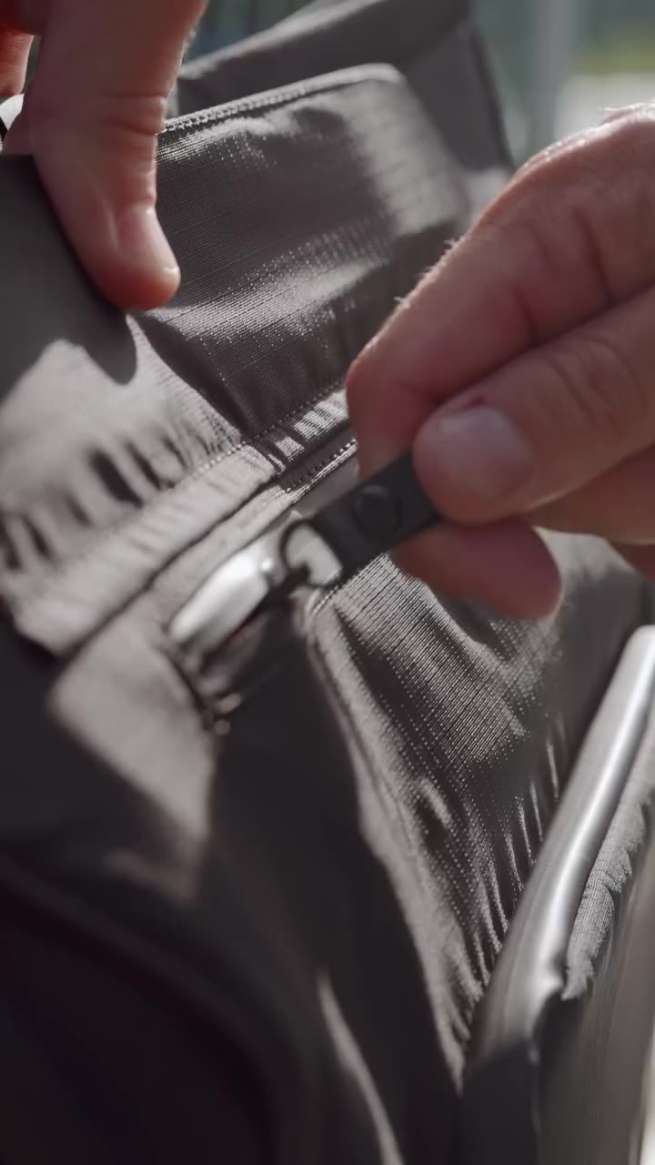 Zip. Zip. Zip. Satisfying every time. 🤌🎒