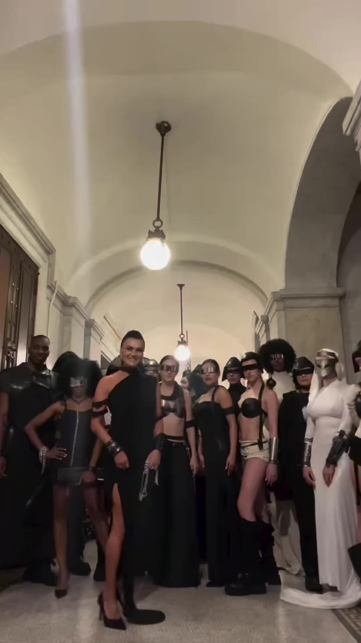◼️M.G.◼️◻️O M I X ◻️ @mg_megigabunia_mg ◻️NYC◻️ #backstage #fashionshow…