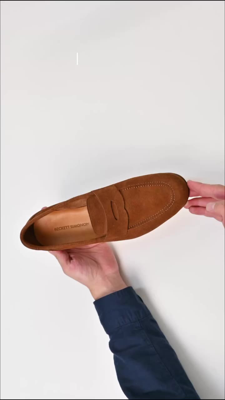 Featherlight from the first step, that’s the Holden Loafer🪶 With a flexible…