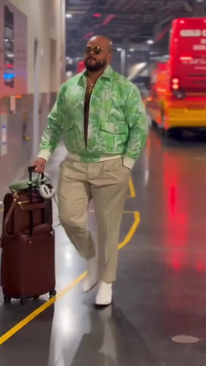 Now THIS is how you make an entrance into Monday Night Football in LA!…