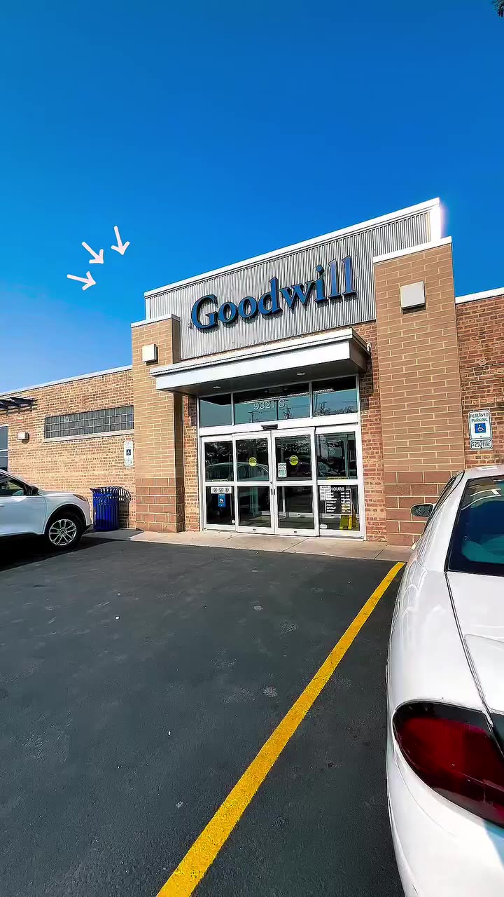 10 Seconds of Vintage goodness at Goodwill! @goodwillgreatermc ✨Let us know…