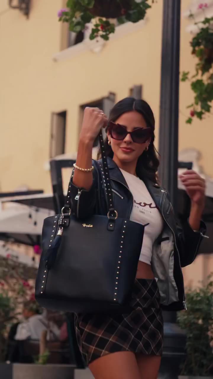 Actitud, tachas y ese toque que transforma todo el look 🤍🤍🤍 La nueva…