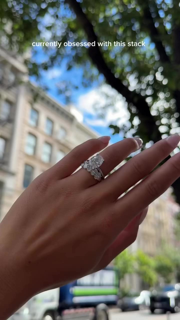 Who else love Oval??😍🤍 -14K White Gold IGI Certified Oval Lab-Created…